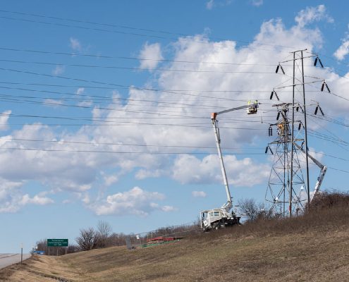NEAT works on high-voltage towers