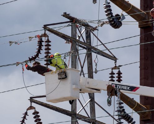 Outside lineman work to fix single-pole transmission